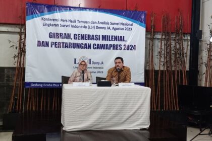 Peneliti Lingkaran Survei Indonesia (LSI) Denny JA, Ardian Sopa dalam konfrensi pers hasil temuan survei bertema 'Gibran, Generasi Milenial, dan Pertarungan Cawapres 2024' di kantor LSI di kawasan Rawamangun, Pulogadung, Jakarta Timur, Senin (14/8) siang. Foto: Joesvicar Iqbal/ipol.id
