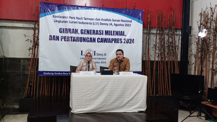 Peneliti Lingkaran Survei Indonesia (LSI) Denny JA, Ardian Sopa dalam konfrensi pers hasil temuan survei bertema 'Gibran, Generasi Milenial, dan Pertarungan Cawapres 2024' di kantor LSI di kawasan Rawamangun, Pulogadung, Jakarta Timur, Senin (14/8) siang. Foto: Joesvicar Iqbal/ipol.id