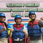 Pegadaian Medan melakukan pelatihan dan simulasi tanggap bencana yang dilakukan di Sungai Babura Kamis pagi. Foto: Pegadaian