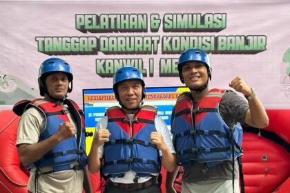 Pegadaian Medan melakukan pelatihan dan simulasi tanggap bencana yang dilakukan di Sungai Babura Kamis pagi. Foto: Pegadaian
