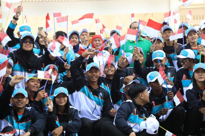 Gubernur Jawa Timur, Khofifah Indar Parawansa, bersama kontingen Jawa Timur yang akan berlaga di ajang POPNAS XVI Tahun 2023. Foto: Pemprov Jatim