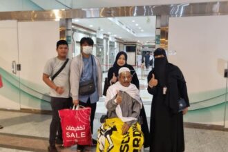 Jamaah haji Indonesia pulang didampingi Tim Konsul Haji KJRI Jeddah. Puluhan jamaah haji masih tertahan di Arab Saudi karena masih dirawat di RS Saudi. Foto: Kemenag