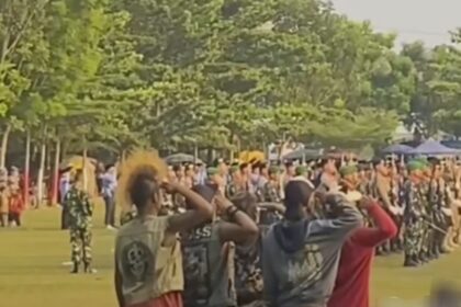 Moment anak pank hormat saat penurunan bendera, Foto: Instagram, @malangraya_info