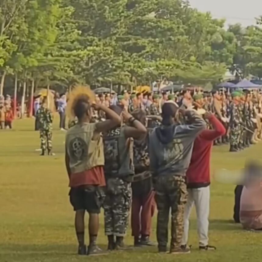 Moment anak pank hormat saat penurunan bendera, Foto: Instagram, @malangraya_info
