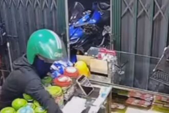 Konter di Bekasi dirampok pria gunakan helm ojol, Foto: Instagram, @lensa_berita_jakarta