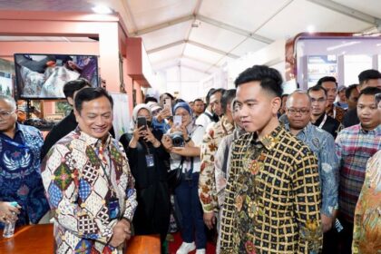 Sekretaris Kemenkop UKM Arif Rahman Hakim dan Walikota Solo Gibran Rakabuming dalam UMKM Nasional Expo 2023 di Solo. Foto: PNM