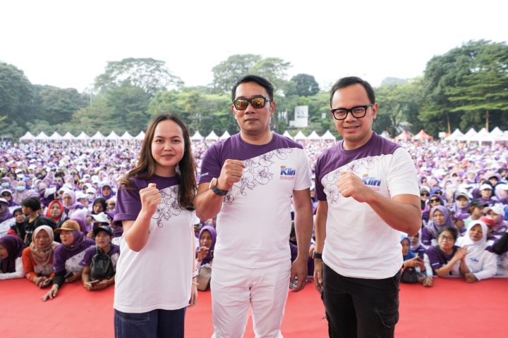 Rana Gita Widawati selaku Brand Manager SoKlin Softergent, Ridwan Kamil (Guberneur Jawa Barat), dan Bima Arya Sugiarto (Wali Kota Bogor) berfoto bersama di hadapan 8.000 lebih pengunjung yang hadir pada SoKlin Softerge. Foto: WINGS