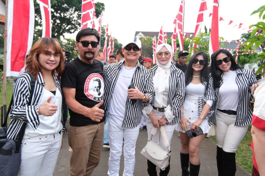 Sederet artis cantik, musisi dan Gabungan Seniman Indonesia (GSI) hebohkan HUT ke-78 Kemerdekaan RI di kediaman Roy Marten di Kelurahan Cipinang Melayu, Kecamatan Makasar, Jakarta Timur, Minggu (20/8). Foto: GSI