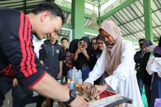 Para pemuda serius mengikuti pelatihan sablon yang diadakan Ganjar Sejati (GG) di Jalan Dago Giri Kampung Pasir Muncang, Kelurahan Ciumbuleuit, Kecamatan Cidadap, Kota Bandung, Jawa Barat, Minggu (30/7). Foto: GG