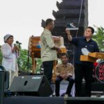 Pelaku UMKM binaan BRI, Kupu Sutera asal Desa Sentul, Kecamatan Purwodadi, Kabupaten Pasuruan, mendapat kesempatan berbincang langsung dengan Menteri BUMN RI Erick Thohir. Foto: Dok BRI