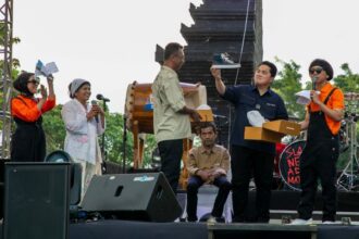 Pelaku UMKM binaan BRI, Kupu Sutera asal Desa Sentul, Kecamatan Purwodadi, Kabupaten Pasuruan, mendapat kesempatan berbincang langsung dengan Menteri BUMN RI Erick Thohir. Foto: Dok BRI