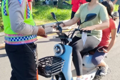 Kakorlantas Polri, Irjen Firman Shantyabudi mengeluarkan imbauan tegas kepada para orang tua agar tidak sembarangan memberikan izin kepada anak-anak untuk berkendara dengan sepeda listrik di jalan umum.