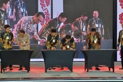 Duta Besar Jepang untuk Indonesia, Kenji Kanasugi, Direktorat Jenderal Industri Logam, Mesin, Transportasi dan Elektronika (ILMATE) / Directorate General of Metal, Machinery, Transportation and Electronics Industries (ILMATE), Taufik Bawazier, dan President & CEO Sharp Corporation, Robert Wu serta Andri Adi Utomo, National Sales Senior GM Sharp Indonesia meresmikan pabrik AC di kawasan Karawang International Industrial City (KIIC) di Jl. Harapan Raya, Lot LL1-LL2, Karawang, Jawa Barat, Rabu (23/8) siang. Foto: Joesvicar Iqbal/ipol.id