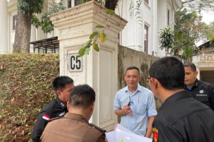 Pelaksanaan sita eksekusi sejumlah aset milik terpidana kasus tindak pidana perpajakan, Aking Soejatmiko. Foto: Puspenkum Kejaksaan Agung