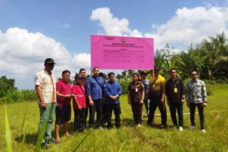 Tim Pengendalian Eksekusi Direktorat Upaya Hukum Luar Biasa, Eksekusi dan Eksaminasi Jampidsus Kejaksaan Agung RI, bersama Tim Jaksa Eksekutor Kejaksaan Negeri Jakarta Utara dan Tim Kejaksaan Negeri Tabanan serta Direktorat Jendral Pajak saat melakukan sita aset terpidana penggelapan pajak di Tabanan, Bali, Jumat (25/8). Foto: Ist