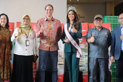 Yuvlinda Susanta, General Manager of Corporate Affairs & Sustainability Super Indo; Nita Yulianis, SP, M.Si, Direktur Kewaspadaan Pangan dan Gizi Badan Pangan Nasional; Boudewijn van Nieuwenhuijzen, President Director Super Indo; Yasinta Aurellia, Puteri Indonesia Lingkungan; Ujang Solihin Sidik selaku Kasubdit Tata Laksana Produsen, Direktorat Pengurangan, Kementerian Lingkungan Hidup dan Kehutanan; dan Prof. Ir. Budi Guntoro, S.Pt., M.Sc., Ph.D., IPU., Dekan Fakultas Peternakan, Universitas Gadjah Mada berfoto bersama sesuai berbincang pada Grand Talkshow yang bertajuk “Hidup Sehat dan Berkelanjutan untuk Indonesia Maju” pada acara SUPER INDOnesia Inspiration Day.