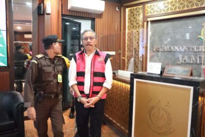 Salah satu tersangka korupsi pertambangan ore nikel di wilayah Izin Usaha Pertambangan (IUP) PT Antam di Blok Mandiodo, Konawe Utara, Sultra. Foto: Puspenkum Kejaksaan Agung