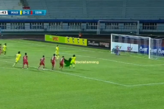 Timnas Indonesia U-23 kalah dari Timnas Malaysia U-23 dalam laga perdana Grup B Piala AFF U-23 2023 di Stadion Provinsi Rayong, Rayong, Jumat (18/8) malam. Foto: Twitter siaran langsung