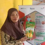 Kusmiati, pemiliki usaha Aneka Keripik Pisang “Kurnia” yang merupakan salah satu UMKM di Rumah BUMN Mempawah Kalimantan Barat yang telah melakukan upgrade packaging di bawah binaan Telkom. Foto: Telkom Indonesia