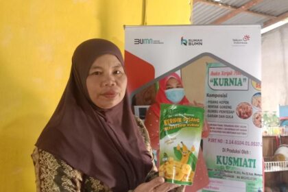 Kusmiati, pemiliki usaha Aneka Keripik Pisang “Kurnia” yang merupakan salah satu UMKM di Rumah BUMN Mempawah Kalimantan Barat yang telah melakukan upgrade packaging di bawah binaan Telkom. Foto: Telkom Indonesia