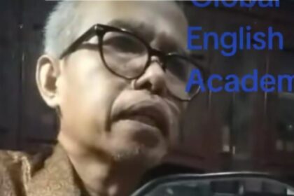 Ramai pak Dadang ajarkan warga Tiktok gunakan sipon motor, Foto: Tiktok @dadangdarmuji