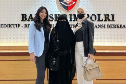 Umi Pipik dan Marissa Icha ditemani kuasa hukum di Mabes Polri, Foto: Instagram, @marissyaichareal