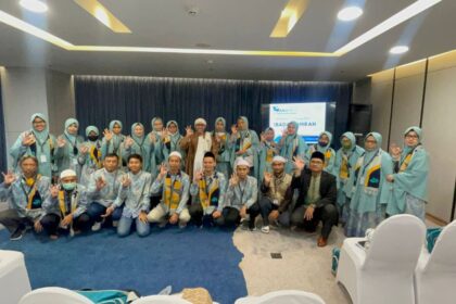 Ketua Dewan Penasehat Anamta Tour & Travel, Habib Abdallah bin ja’far Assegaf (tengah paling belakang) dalam persiapan keberangkatan ibadah umrah di Lounge Umrah Bandara Soekarno-Hatta, Tangerang, Banten, Minggu (13/8). Foto: Anamta Tour & Travel