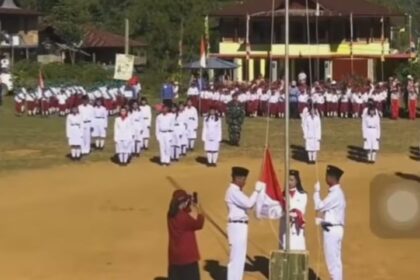Mahasiswi KKN maju saat pengibaran bendera, Foto: Instagram, @terang_media