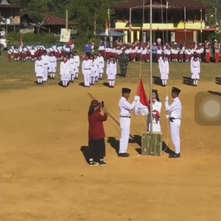 Mahasiswi KKN maju saat pengibaran bendera, Foto: Instagram, @terang_media