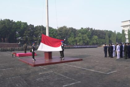 Aslog Panglima TNI Mayjen TNI Yustinus Peristiwanto, S.T., menjadi Inspektur Upacara (Irup) pada peringatan Hari Ulang Tahun Ke-78 Republik Indonesia yang dilaksanakan di Mabes TNI, Cilangkap. Foto: Mabes TNI
