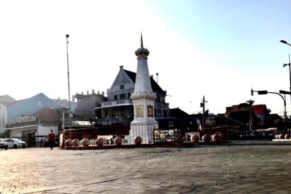 Tugu Yogyakarta termasuk Jalan Maliboro, membentuk garis imajiner yang biasa disebut oleh warga lokal sebagai Tugu Golong Gilig.