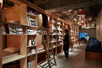 Salah satu sudut book and bed cafe di Jepang.
