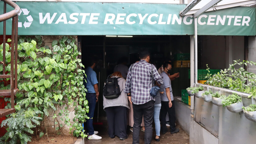 Aliansi Zero Waste Indonesia (AZWI) sambangi Grand Tjokro Bandung pada Sabtu (16/9) silam. (ist./dok.Grand Tjokro Bandung)
