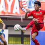 Aksi penggawa Persija Jakarta, Hanif Sjahbandi saat hendek mencetak gol ke gawang Arema FC yang dijkawal Julian Schwarzer pada pertandingan pekan ke-9 Liga 1 di Stadion Patriot Candrabhaga, Minggu (20/8/2023).  (Instagram Persija)