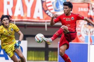 Aksi penggawa Persija Jakarta, Hanif Sjahbandi saat hendek mencetak gol ke gawang Arema FC yang dijkawal Julian Schwarzer pada pertandingan pekan ke-9 Liga 1 di Stadion Patriot Candrabhaga, Minggu (20/8/2023).  (Instagram Persija)