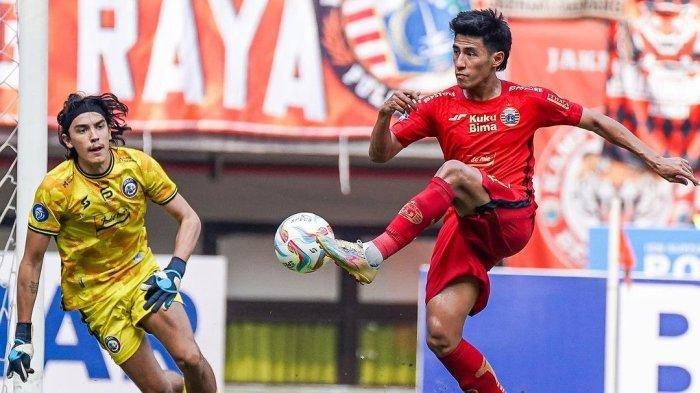 Aksi penggawa Persija Jakarta, Hanif Sjahbandi saat hendek mencetak gol ke gawang Arema FC yang dijkawal Julian Schwarzer pada pertandingan pekan ke-9 Liga 1 di Stadion Patriot Candrabhaga, Minggu (20/8/2023).  (Instagram Persija)