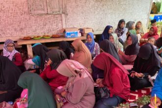 BRI Life melakukan kegiatan pemberdayaan bagi kelompok usaha dengan berbagai kegiatan pelatihan dan pembangunan Rumah Pemasaran bagi anggota UMKM Bungbulang, Kabupaten Garut, Jawa Barat. Foto: Ist