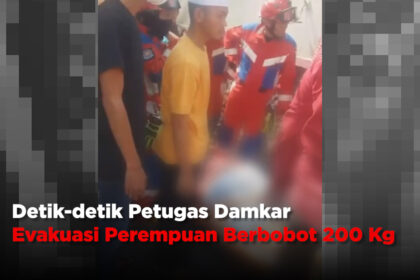 Detik-detik Petugas Damkar Evakuasi Perempuan Berbobot 200 Kg
