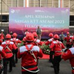 Direktur Network & IT Solution Telkom Herlan Wijanarko memimpin Apel Kesiapan Satgas KTT ASEAN 2023 TelkomGroup di Telkom Slipi, Jakarta Jumat (1/9). Foto: Telkom Indonesia