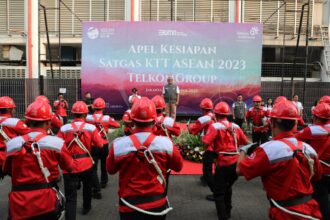 Direktur Network & IT Solution Telkom Herlan Wijanarko memimpin Apel Kesiapan Satgas KTT ASEAN 2023 TelkomGroup di Telkom Slipi, Jakarta Jumat (1/9). Foto: Telkom Indonesia