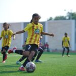 Para atlet sepakbola putri tengah menjajal Supersoccer Arena yang baru saja di resmikan. Foto/dok/megapro