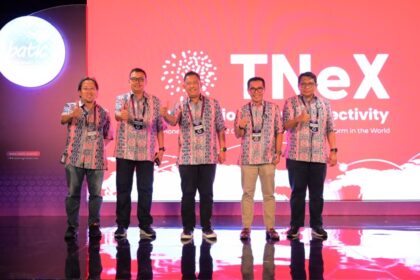 Direktur Wholesale & International Service Telkom Bogi Witjaksono (tengah) didampingi Chief Executive Officer Telin Budi Satria Dharma Purba (kedua dari kanan), Chief Technology Officer Telin Akhmad Ludfy (paling kanan), Chief Finance and Risk Management Officer Telin Doni Andriansyah (kedua dari kiri), dan Senior Vice President (SVP) Product House Telin Azmal Yahya (paling kiri) saat peluncuran TNeX pada Rabu (6/9) di Nusa Dua Bali. Foto: Telkom Indonesia