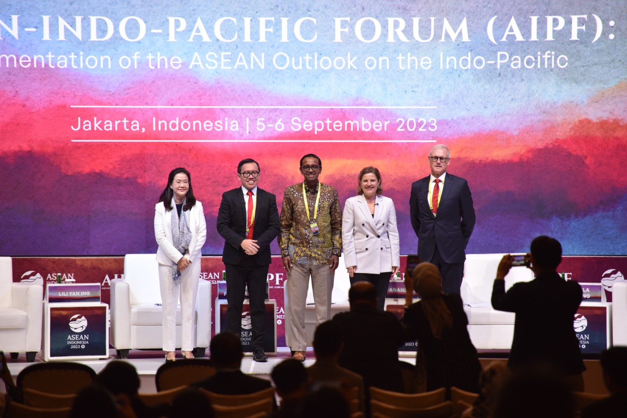 Direktur Digital Business Telkom Muhamad Fajrin Rasyid (kedua dari kiri) bersama para panelis dalam diskusi Connecting the Connectivity Plans in Asia and Beyond pada Forum AIPF, Jakarta Rabu (6/9). Foto: Telkom Indonesia 