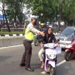 Aparat kepolisian dan Sudinhub Jakarta Timur mulai melakukan razia dan penilangan terhadap kendaraan di Jalan Pemuda, Jatinegara Kaum, Pulogadung, Jakarta Timur. Foto: Ist