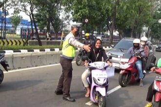 Aparat kepolisian dan Sudinhub Jakarta Timur mulai melakukan razia dan penilangan terhadap kendaraan di Jalan Pemuda, Jatinegara Kaum, Pulogadung, Jakarta Timur. Foto: Ist
