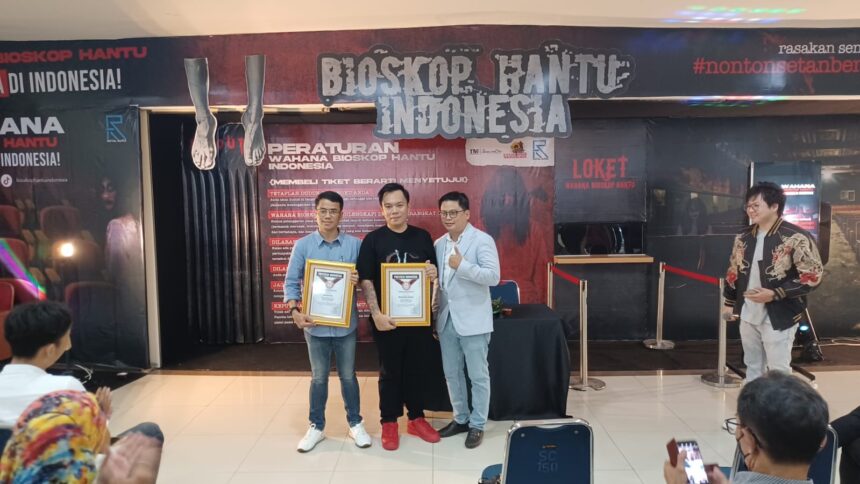 Founder Asosiasi Rekor Indonesia, Halim Sugiarto saat menganugerahkan piagam penghargaan rekor kepada Peter Vendel dari Royal Range Entertainment dan Agus Widodo, perwakilan mall Season City di Jl. Prof. Dr. Latumeten, No. 33, Jakarta Barat, Jumat (1/9) siang. Foto: Joesvicar Iqbal/ipol.id