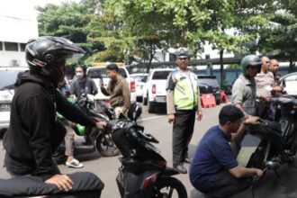 Sejumlah kendaraan melakukan uji emisi digelar di lingkungan Kantor Subdit Gakkum Ditlantas PMJ di Jalan Tebet Barat Dalam Raya, Kelurahan Tebet Barat, Kecamatan Tebet, Jakarta Selatan, Jumat (1/9). Foto: Ist