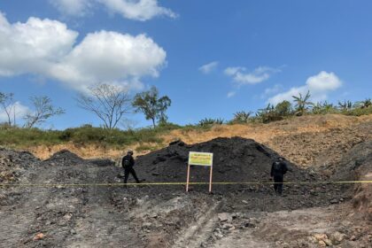 Aparat kepolisian memberikan pemasangan garis police line di lokasi penambangan ilegal di kawasan Tahura Bukit Soeharto, Samboja, Kukar, Kalimantan Timur (Kaltim), belum lama ini. Foto: Ist