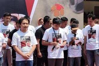 Suporter bola di wilayah Solo Raya yang mengikuti kegiatan Liga Bola Rakyat (Libra) mendeklarasikan dukungan kepada capres Prabowo Subianto. Deklarasi diadakan di Stadion Sriwedari, Kecamatan Laweyan, Kota Solo pada Sabtu (2/9) siang. Foto/ist