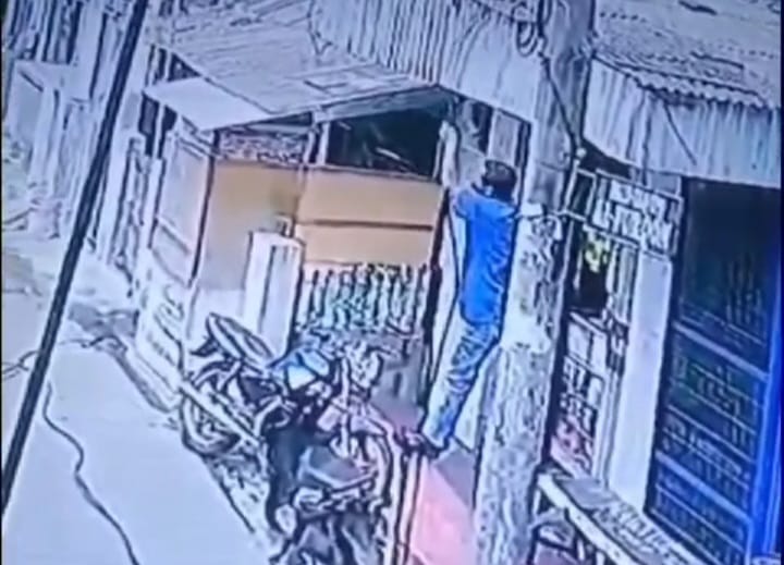 Seorang pria tidak dikenal terekam kamera CCTV memutus kabel penerangan jalan umum (PJU) di permukiman warga Kelurahan Cakung Timur, Kecamatan Cakung, Jakarta Timur, Jumat (1/9) siang. Foto: Ist
